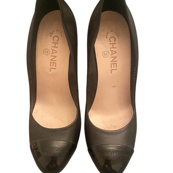 AUTHENTIC Chanel Black Leather Cap Toe Pumps - Size 39 (US 8.5/9) - Picture 3 of 11